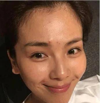 刘涛的素颜同样真实,眉毛中间的红色痘痘清晰可见,同样是浓黑的眉毛