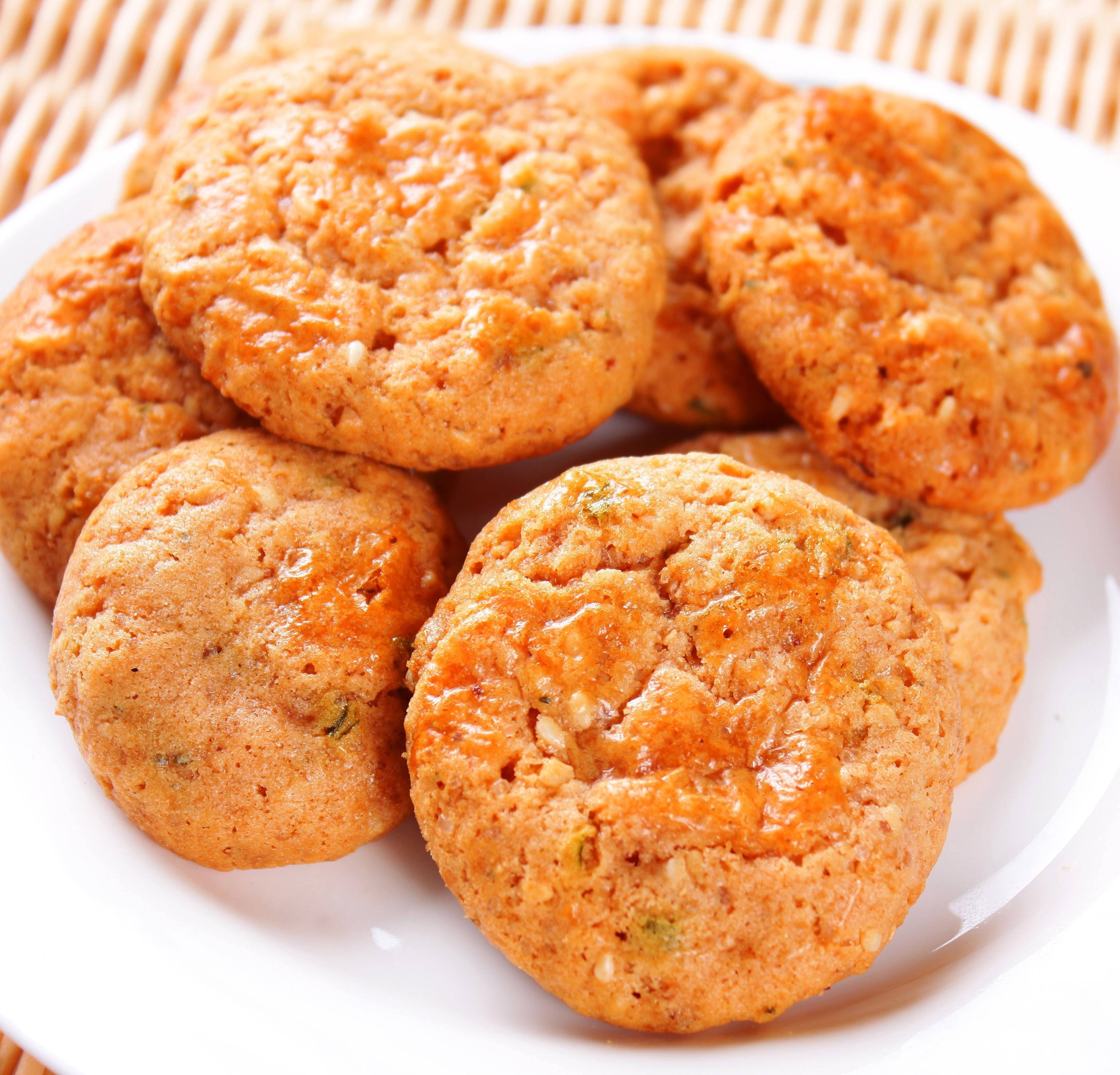 鸡仔饼是广东省广州市的一种特色小吃,属粤菜系,是广东四大名饼之一