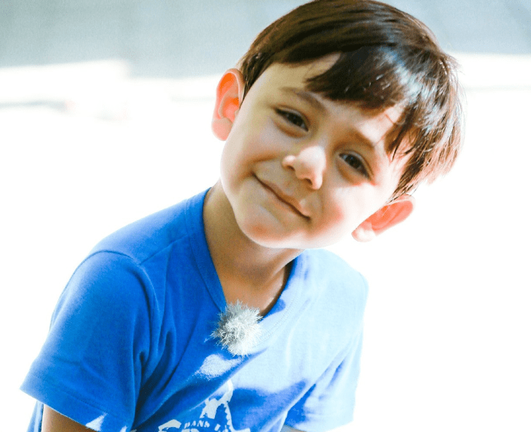 刘烨儿子近照曝光,12岁诺一打网球帅气似王子,亲自捡球被赞低调_锻炼