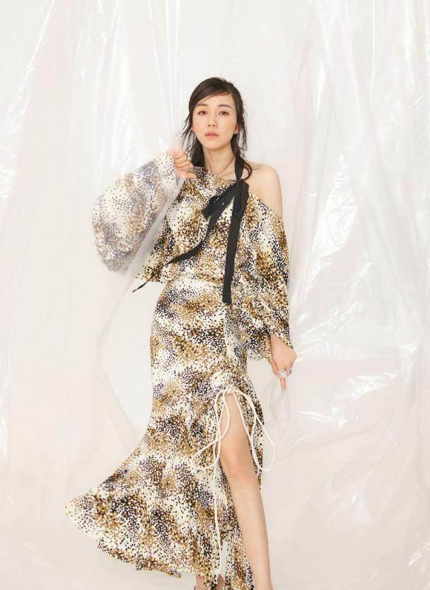 本想穿鱼尾裙秀美背,不料灯光一照裙子完全透明了_气质_穿着_蓝色