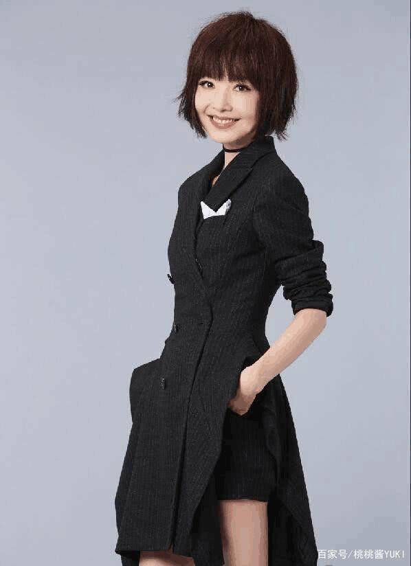 49岁鲁豫真会穿!