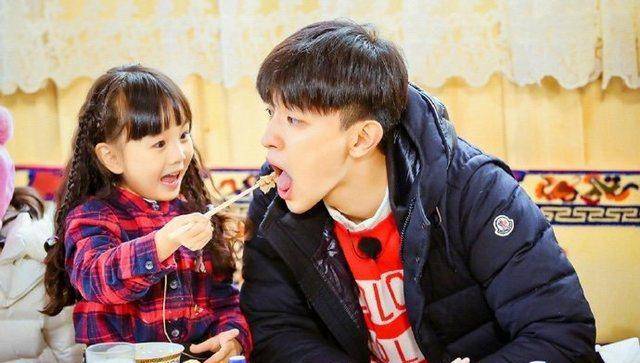 桃色的羽绒服,脚下的毛绒靴子相当精致,而贴心的爸爸邓伦也甘愿做绿叶