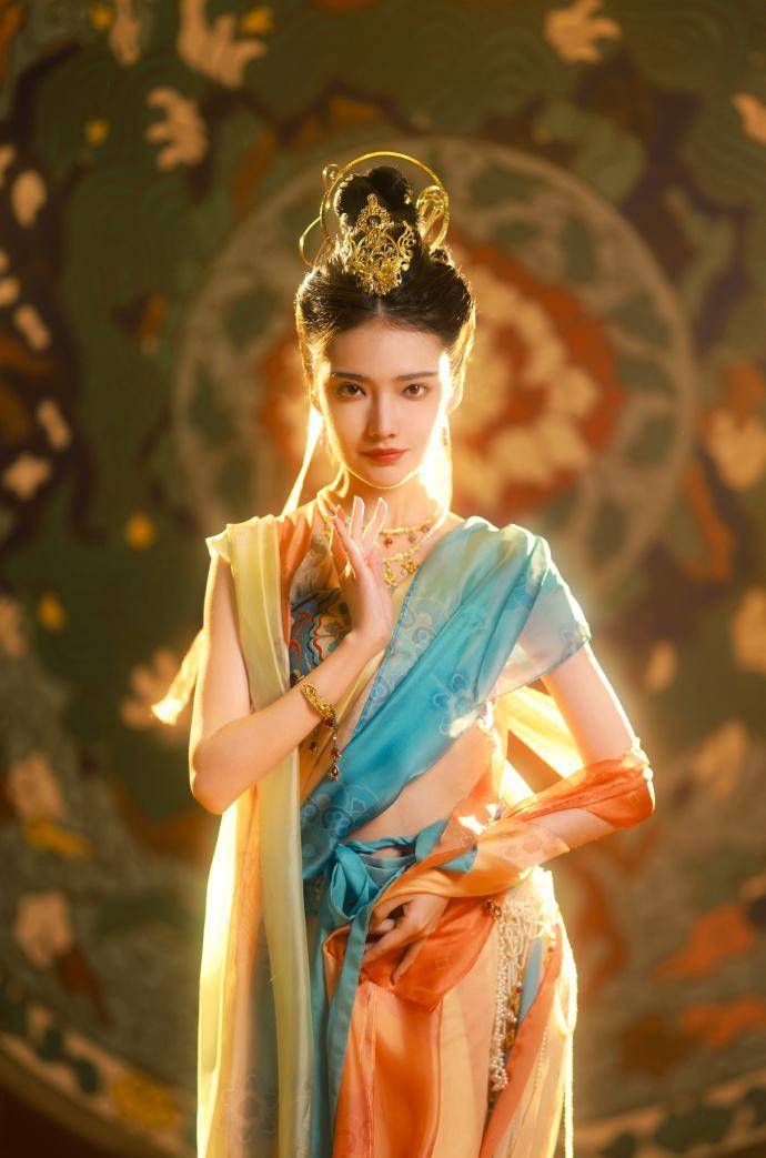不愧是《梦华录》一家人,穿上敦煌衣服,美得就像"飞天女神"一样!