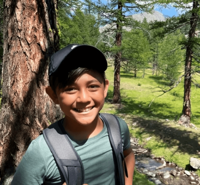 刘烨儿子近照曝光,12岁诺一打网球帅气似王子,亲自捡球被赞低调_锻炼