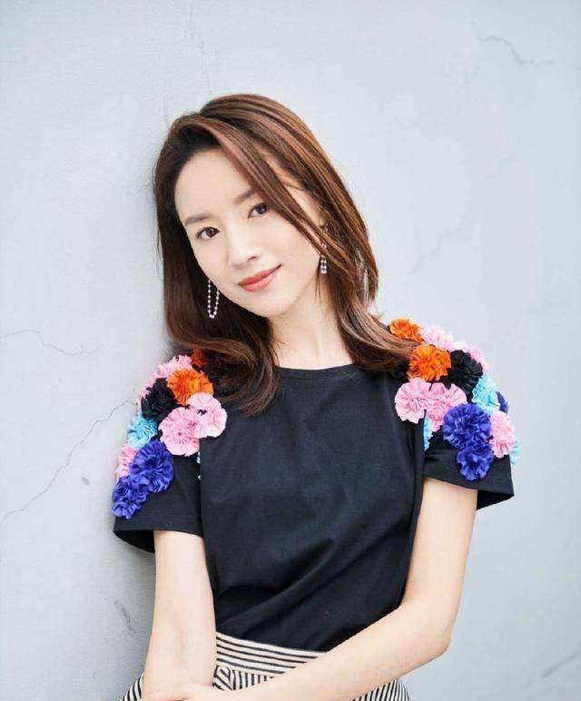 董洁身着t恤 百褶裙现身机场,38岁嫩回18岁,网友:真年轻啊_女神_裙子