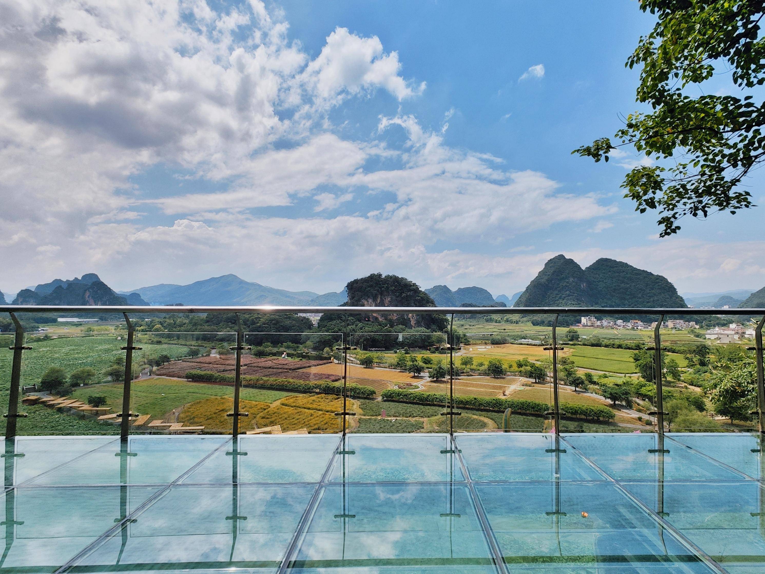 暑假去哪玩?英西峰林小镇300亩荷花等着你去打卡_仙境_玻璃_广东