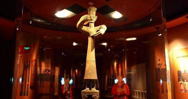 三星堆文化曾经出土过不少金玉石器,乃至陶贝等各类文化,其中最具有