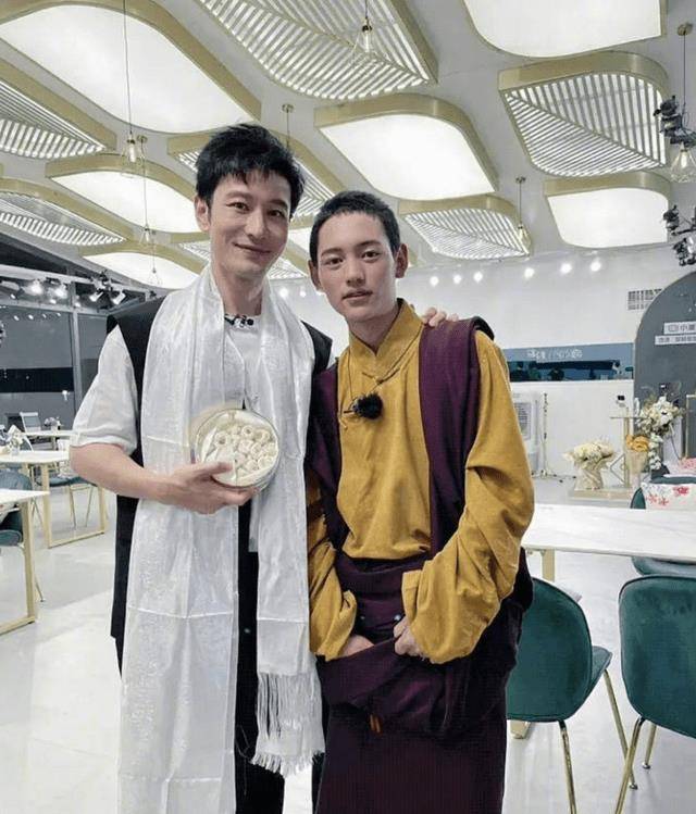 但黄晓明这张照片尤其老气,即便有ps滤镜扶持,也难掩脸部脆化的情况