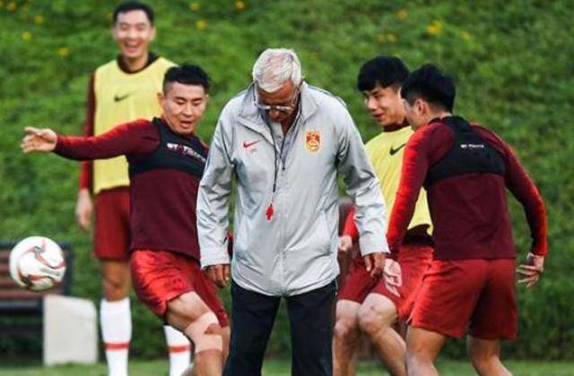 国足迪拜拉练没踢比赛却累趴,李铁拒学里皮,照搬卓尔模式恐埋雷_训练