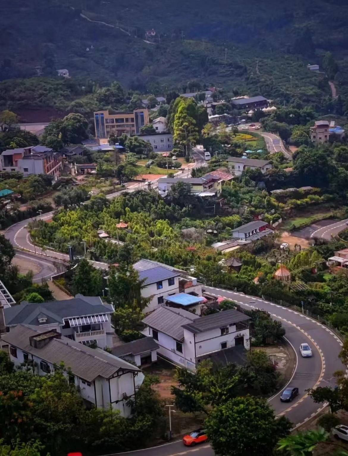 位于世界现代田园城市成都市龙泉驿区龙泉山脉中西部山泉镇