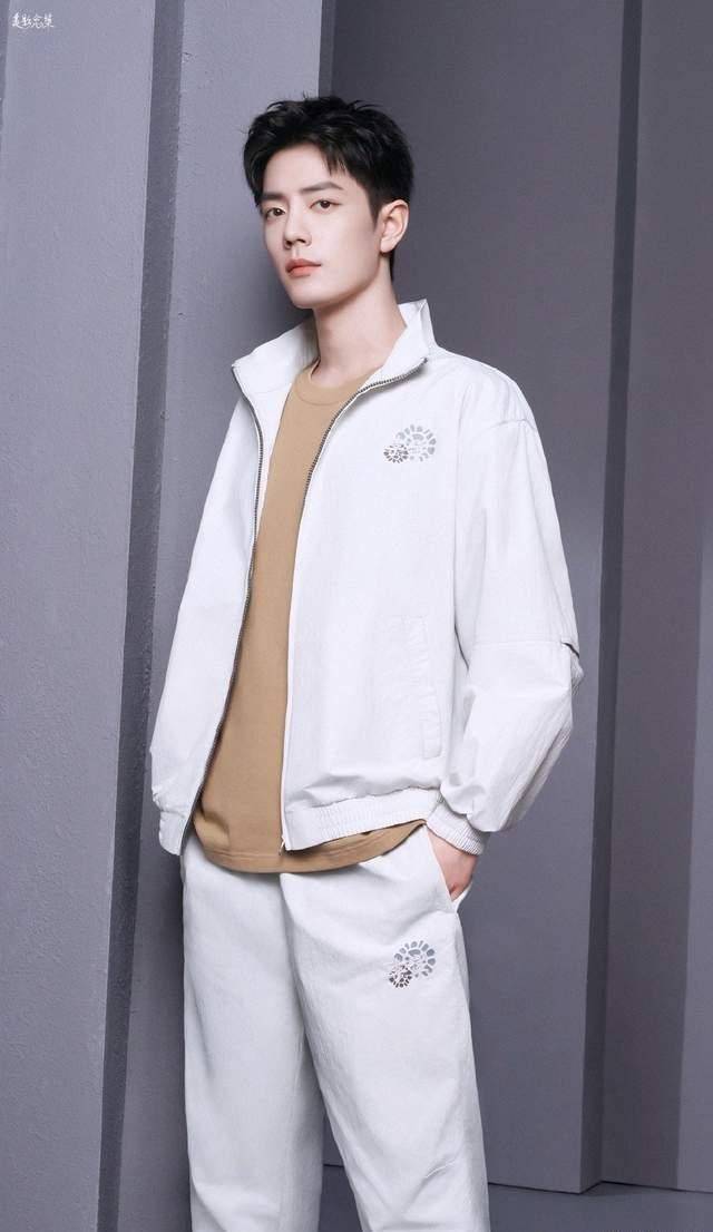 肖战少年感太强了,31岁穿运动装,气质像18岁_工作_白色_帅肖