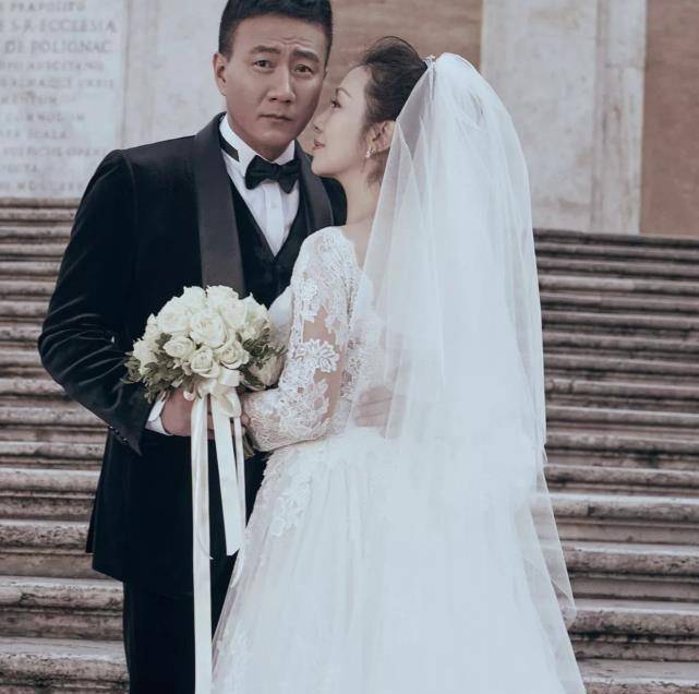 胡军卢芳夫妇结婚20年首拍婚纱照,带子女重返罗马求婚地超浪漫_妻子