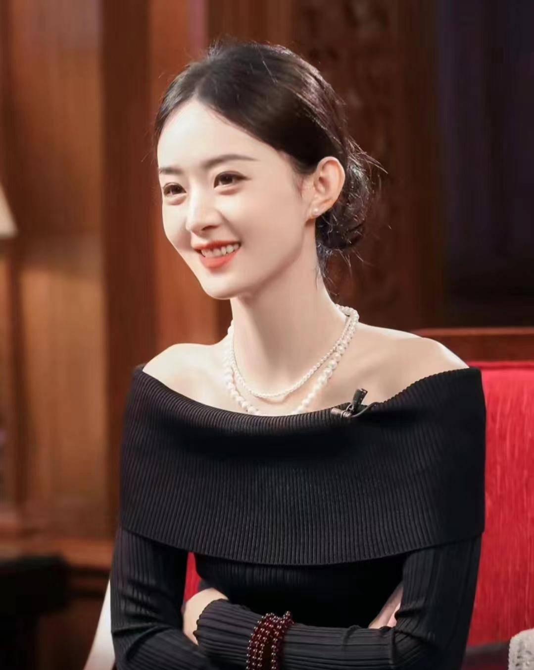 赵丽颖戴"双珍珠项链"参加访谈,配黑色礼服优雅大方,自信从容_look
