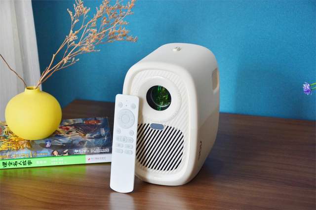 家用投影仪怎么选？小巧轻便AOC F1智能投影，千元价位也有好画质