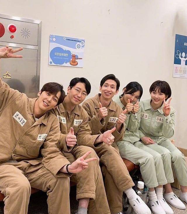 顶楼13集大结局公布,众位演员合照显团魂_周丹泰_洛根_吴允熙