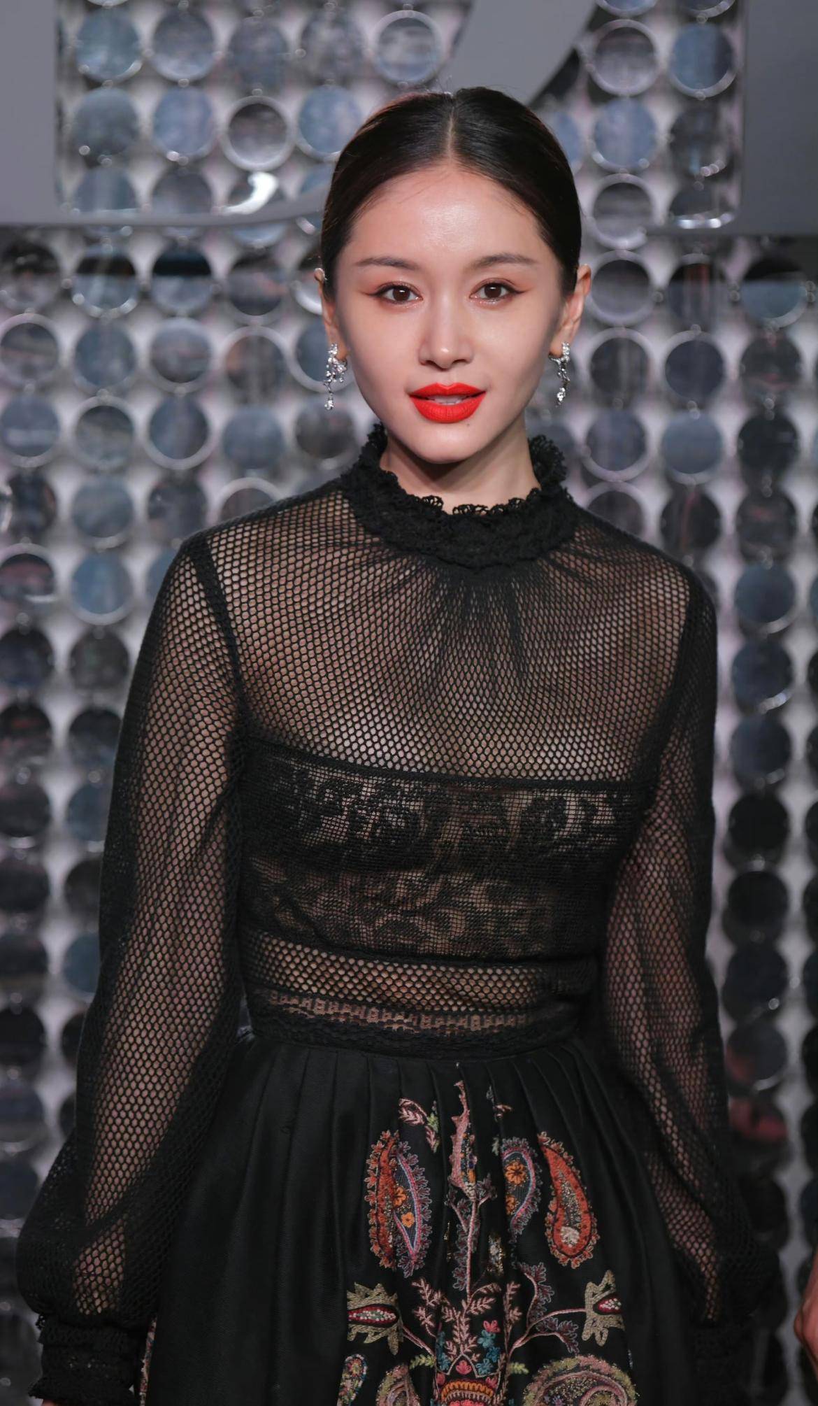 王子文越来越轻松,穿着黑色半时尚连衣裙,个子不高但是很有魅力!