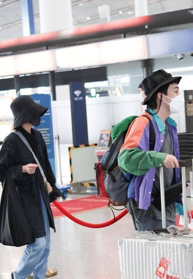 郭采洁和绯闻男友低调走机场,两人互动亲密不避嫌,果然恋爱了_伊德尔