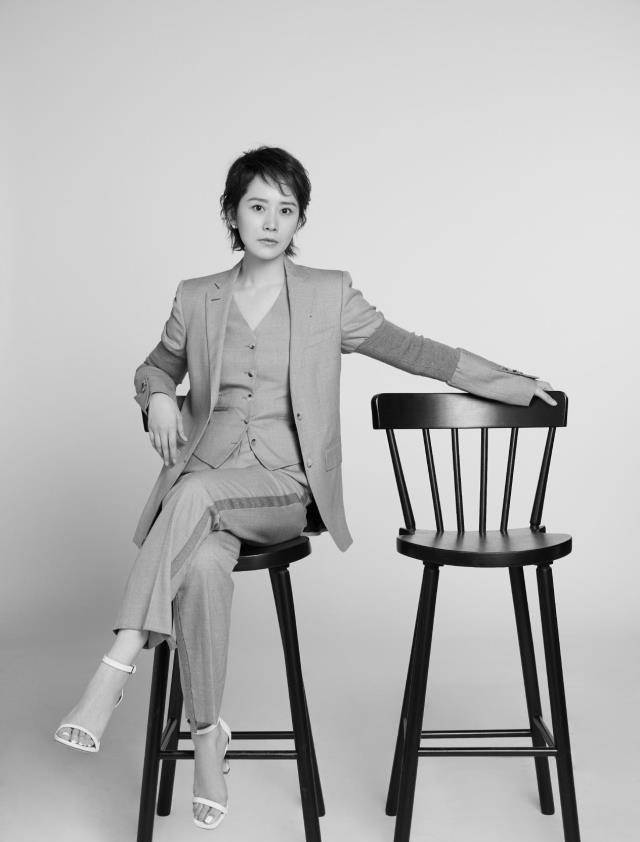 海清小陶虹合体拍摄封面,颜值与实力并存,演绎中年女人别样魅力_身材