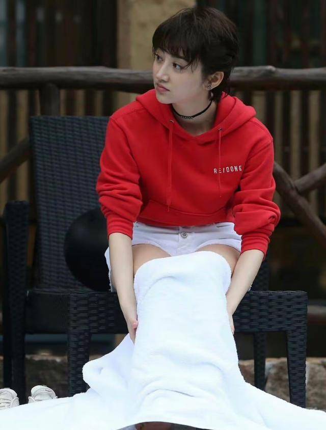 景甜长成这样也太吸睛了,卫衣配二分裤显瘦时髦,真显新潮_毛衣_衣服