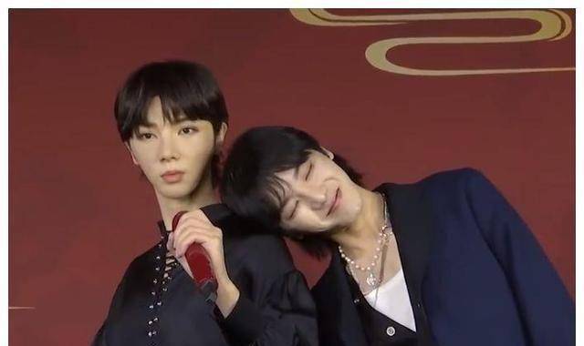 华晨宇入驻杜莎夫人蜡像馆,旧蜡像神似本人,这下巴却太抢镜了_感觉