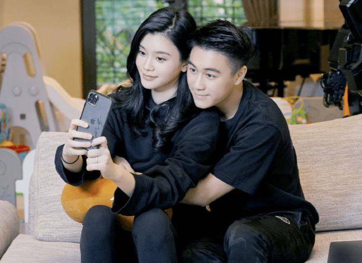 何猷君与女子激烈对说,不断挑衅对方被说私生子,场面剑拔弩张_网友