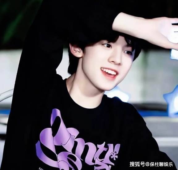 17岁tf成员左航被带走,紧捂胸口嘴唇发白呼吸困难,官方回应来了_时代