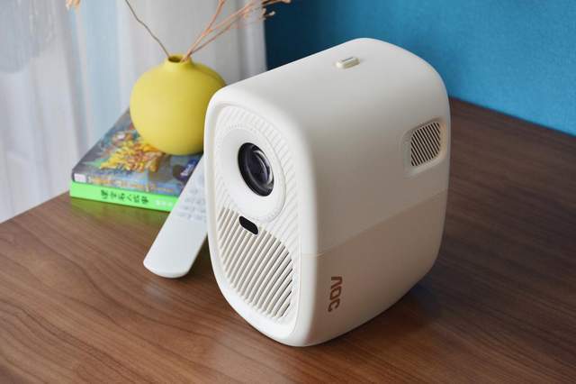 家用投影仪怎么选？小巧轻便AOC F1智能投影，千元价位也有好画质