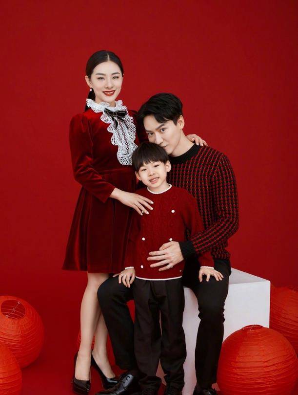 她穿小黑裙难掩二胎后发福,老公有艺术家气质_黑色_时尚_女性