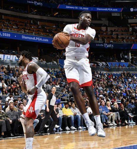 魔术暂停过后,卡佩拉和哈登又是连续