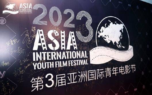 张纪中陷争议,72岁出席电影节"明看"大胸美女,网友:选演员?