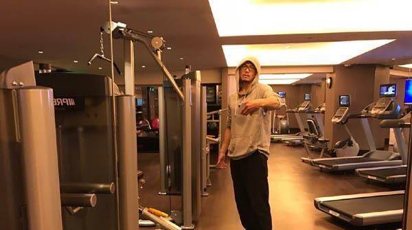 行走的荷尔蒙杨烁大秀肌肉,网友看到小包总肌肉脸会红_健身_身体_因为