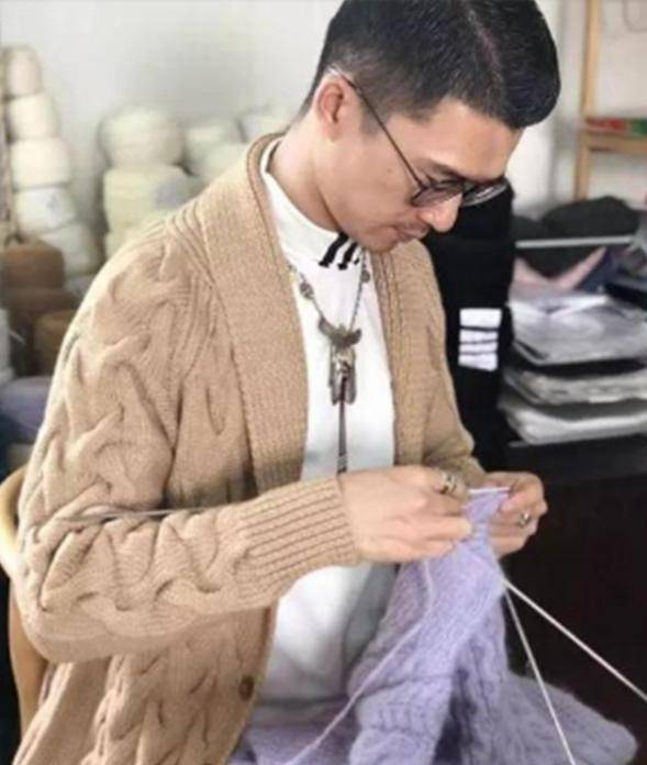 80后广东小伙潘锐彬,辞职回家织毛衣被嘲讽,却爆红网络登上央视_母亲