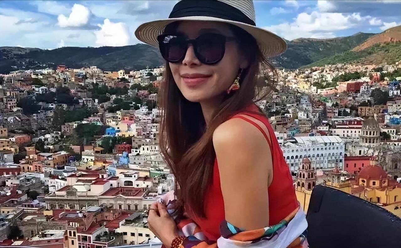 地方著名演员田慧定居国外,住豪宅好惬意,年近50和母亲相依为命_生活