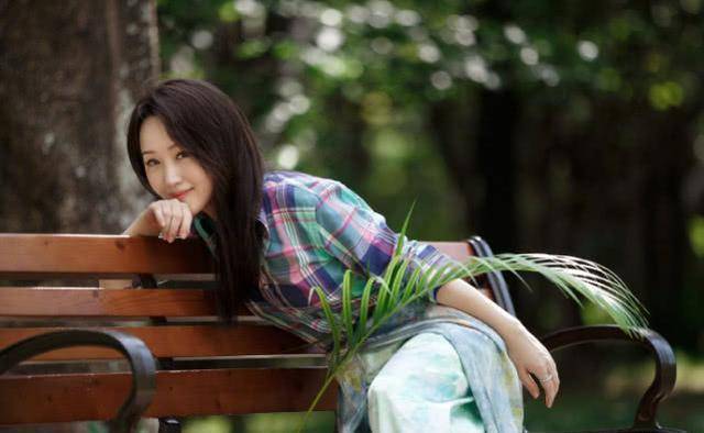 49岁杨钰莹晒近照,格子衫配长裙初夏小清新,知性甜美美好恬静_阳光