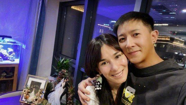 韩庚夫妇十指相扣现身,卢靖姗短发超干练,韩庚眼神超甜_摄像_镜头