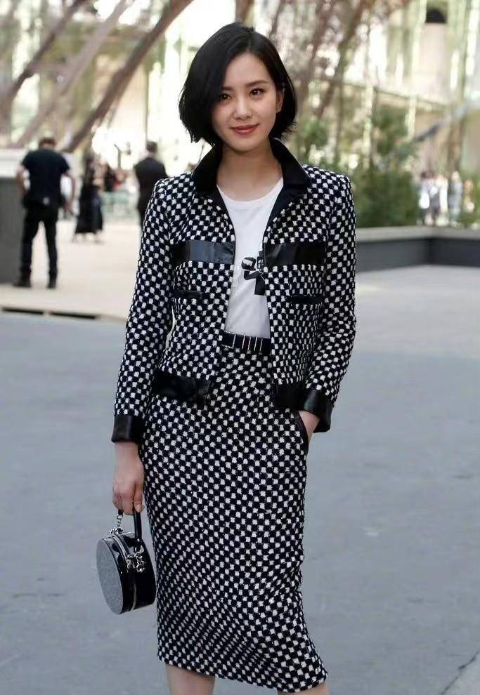 刘诗诗国外看秀大突破,剪短发变强势女强人,生图脸比路人小一半_风格