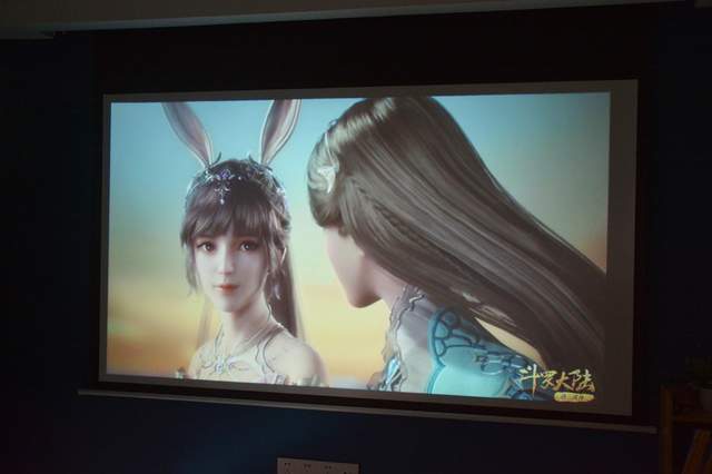 家用投影仪怎么选？小巧轻便AOC F1智能投影，千元价位也有好画质