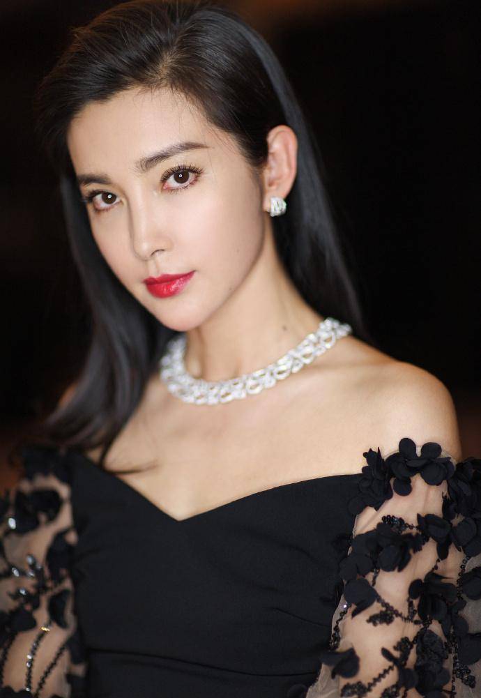 人前是演员,人后是隐形富豪,这6位明星各个赚得盆