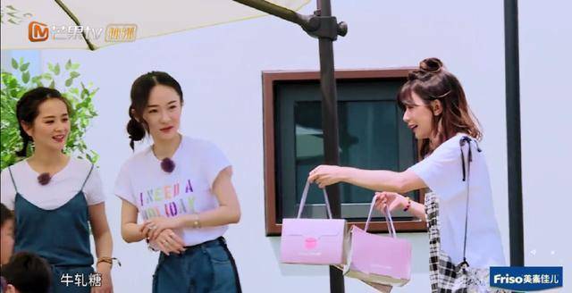 比起黄圣依送名贵佛珠,贾静雯100多块的礼物虽然廉价但却最用心_邓莎