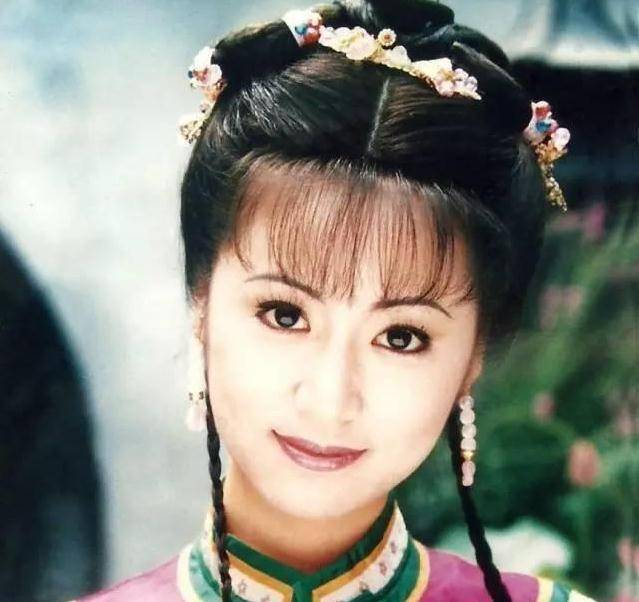 空气刘海的她,略带忧郁,一颦一笑好似穿越回古代,真的如同大小姐一般!