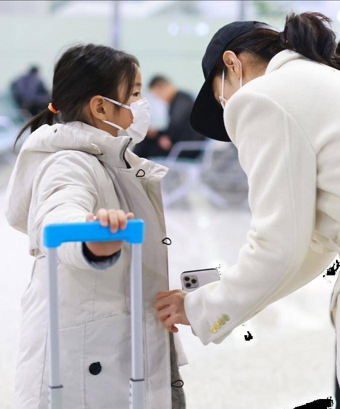 黄奕真是穿搭高手,白大衣穿出名媛气质风,牵手女儿走机场心情好_造型