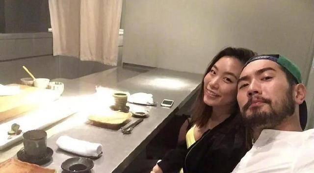 高以翔女友穿吊带晒照遭网友质疑:不必质疑,她就该是这个样子_态度