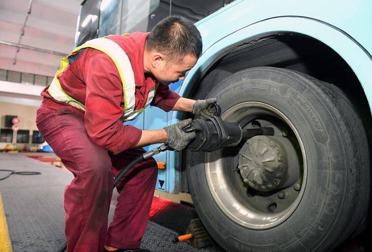 招轮胎工(轮胎店招聘轿车轮胎工)