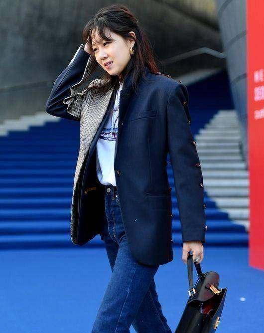 孔孝真亮相首尔时装周,罕见西装杀抢尽了风头,38岁出场就抢镜了_女神