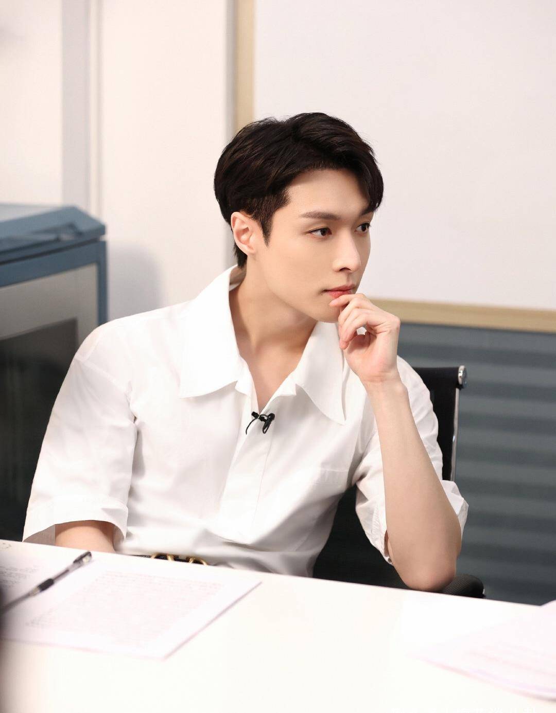 张艺兴拿到拖拉机驾照后,没想到李荣浩却被网友调侃了_生活_好朋友