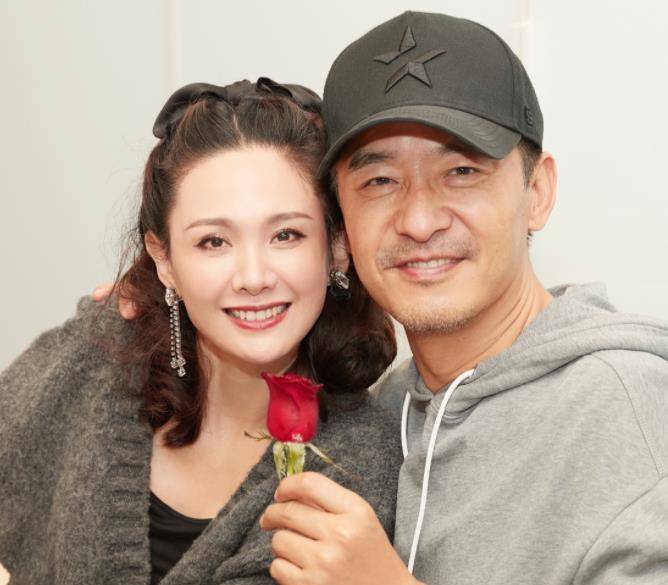 郭晓东晒照秀恩爱却闹乌龙,十四说成十五,爱人程莉莎忍不住纠正_女子