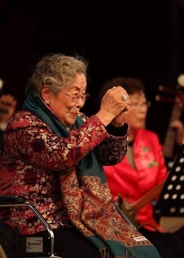 京剧名家赵燕侠晚年登台不用扩音器,如今京剧演员也忙就不忙艺术_演出