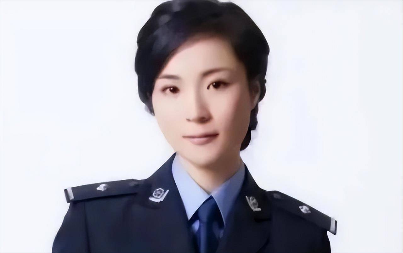 第一警察王菲:赚了1亿黄金,是86个高官的公共伙伴,撑着小伞_工作_魅力