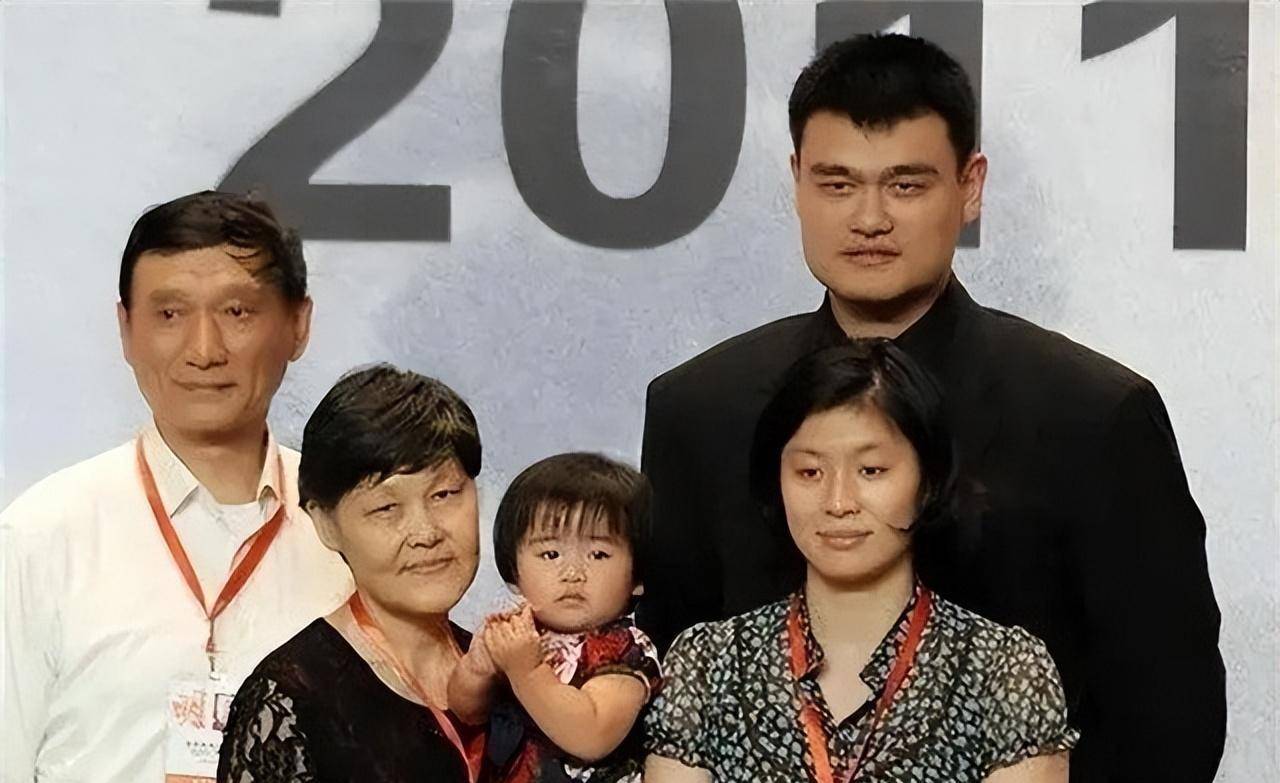 姚明家人现状:42岁妻子风韵犹存,皮肤光亮,13岁女儿身高近2米_叶莉