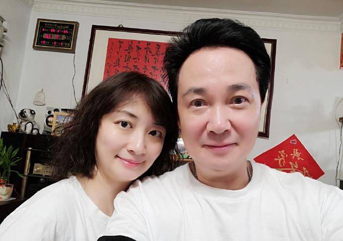 69岁孟飞近况,砸重金做医美保年轻,与小20岁娇妻同框仍像父女_妻子